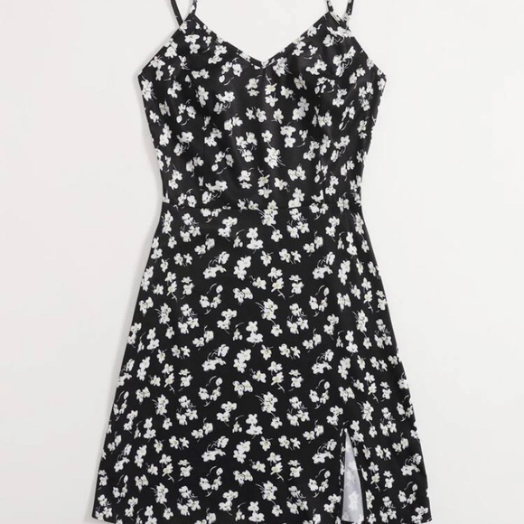 Dresses - Picture 3 of 8